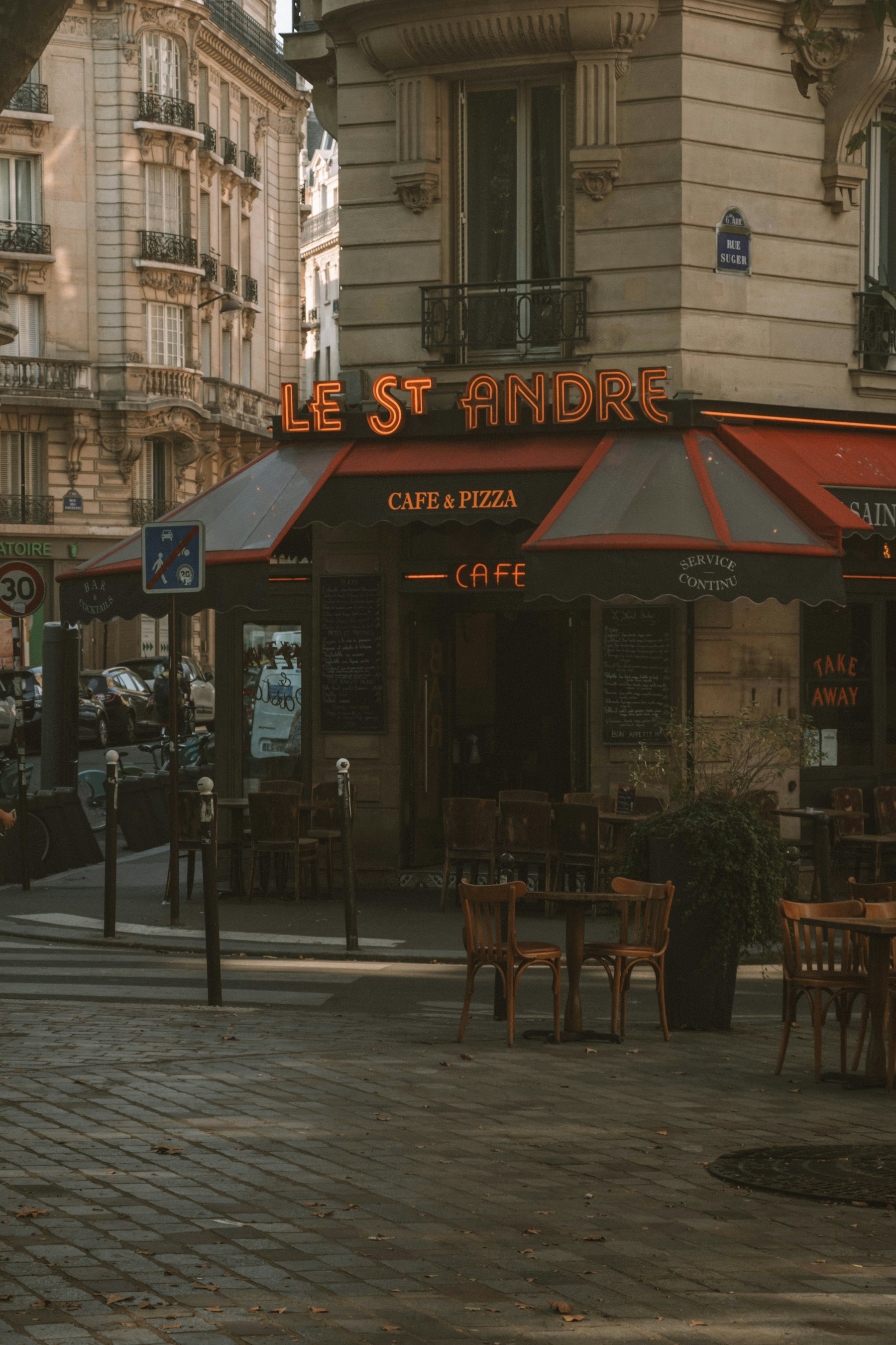 Salle chaleureuse du bistrot